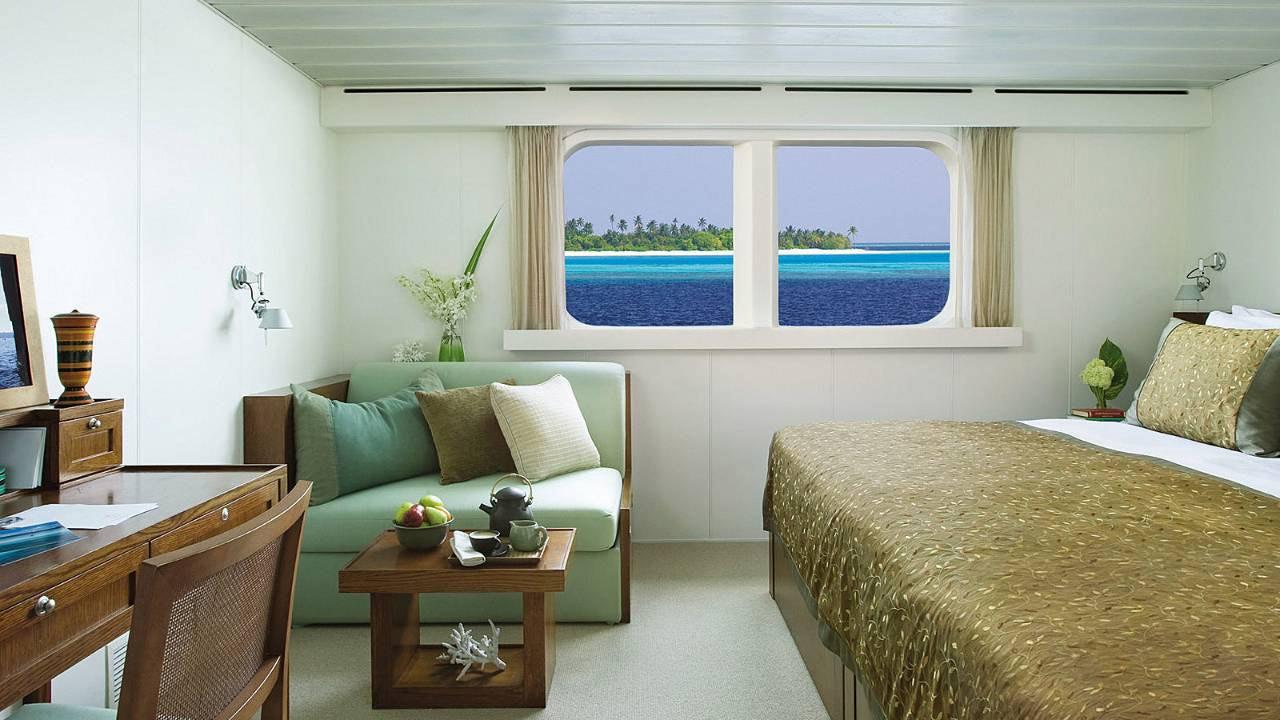 Las cabinas a bordo del Four Seasons Explorer son acogedoras, confortables y con un amplio ventanal panorámico con vistas a las bellas Islas Maldivas CRUCEROS FOUR SEASONS EXPLORER MALDIVAS MALDIVES CRUISES HONEYMOON CRUISES CRUCEROS VIAJES DE NOVIOS MALDIVAS LUNAS DE MIEL OFERTAS MALDIVAS